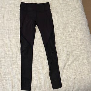 Split 59 leggings with cutouts on the calf’s